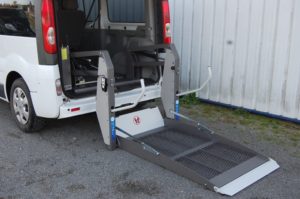 Aide transfert fauteuil voiture