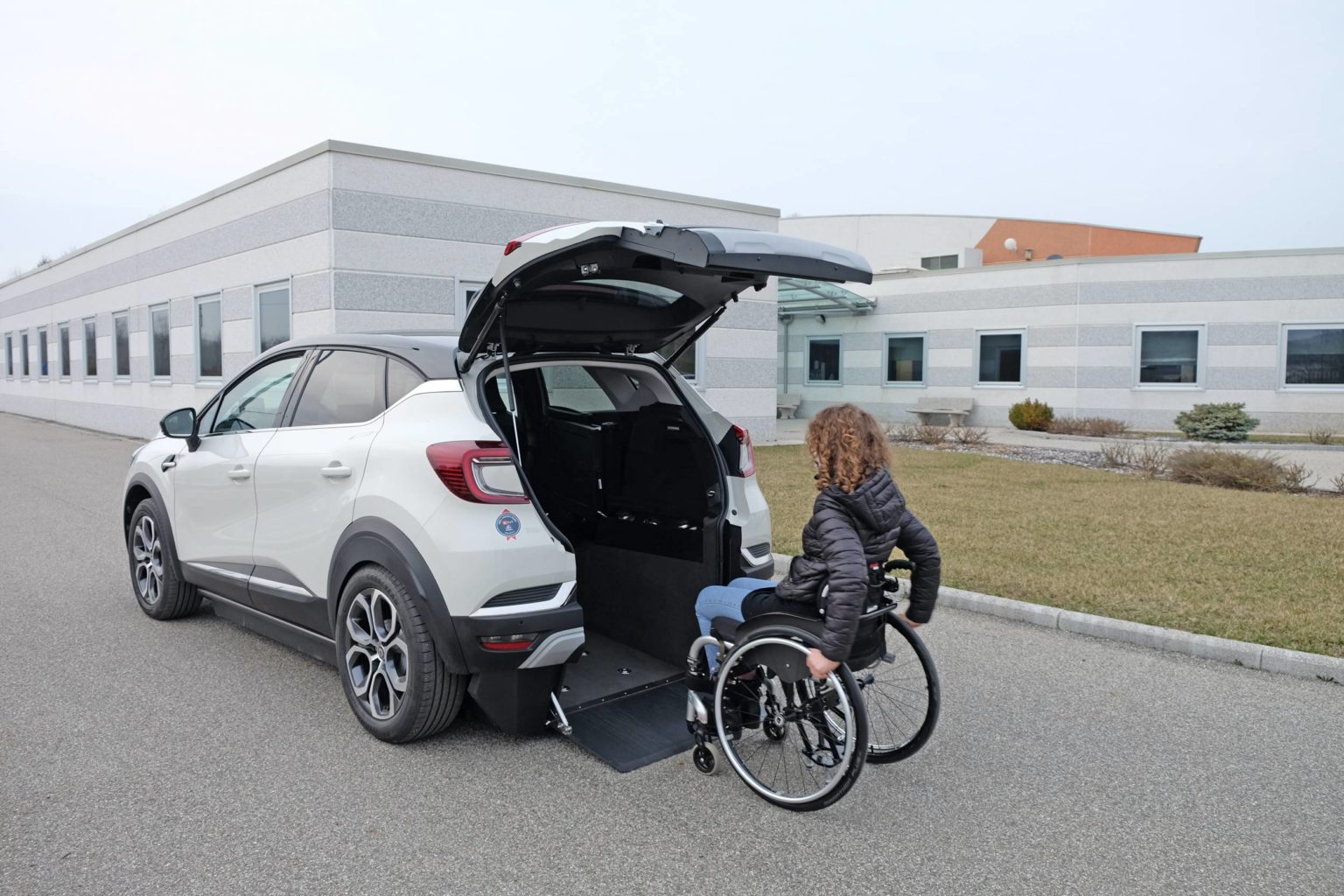 Conduite en fauteuil roulant dans une voiture handicapé