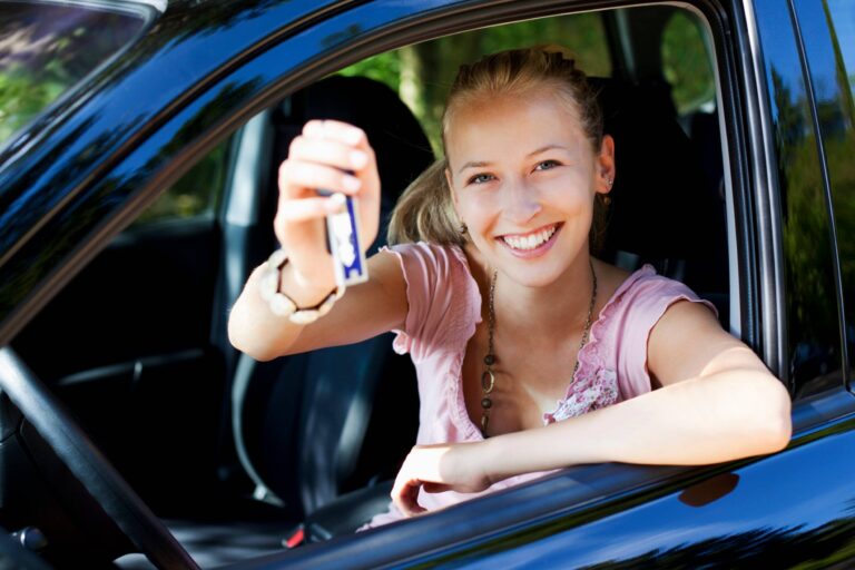 Conductrice d'une voiture double commande
