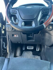 Voiture pour amputé des membres supérieurs Voiture pour amputé des membres supérieurs