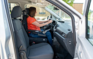 Voiture PMR Ford-Connect-TPMR-conduite-fauteuil-roulant-13
