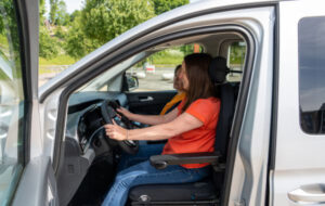 Adaptation véhicule pour handicapé Ford-Connect-TPMR-conduite-fauteuil-roulant-3